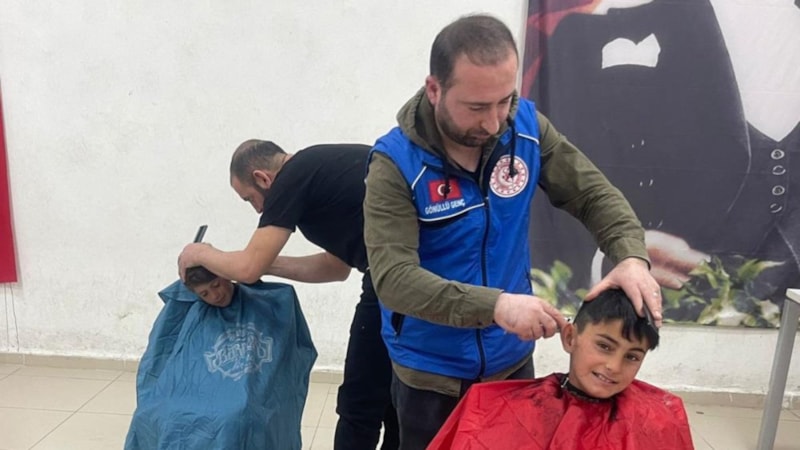 Ardahan'da öğrencileri gönüllü berberler tıraş etti
