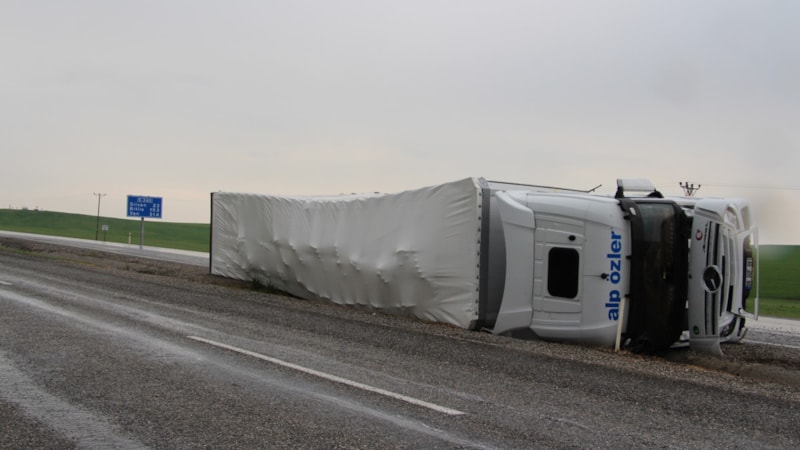 Diyarbakır’da yağmur kazaya neden oldu! Devrilen tırın şoförü yaralandı