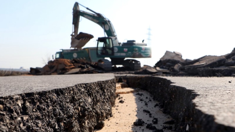 Hatay'da depremde yarılma ve çökme olan kara yolu onarılıyor