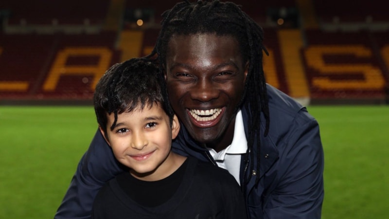 Bafetembi Gomis, depremzede Ege'ye jest yaptı