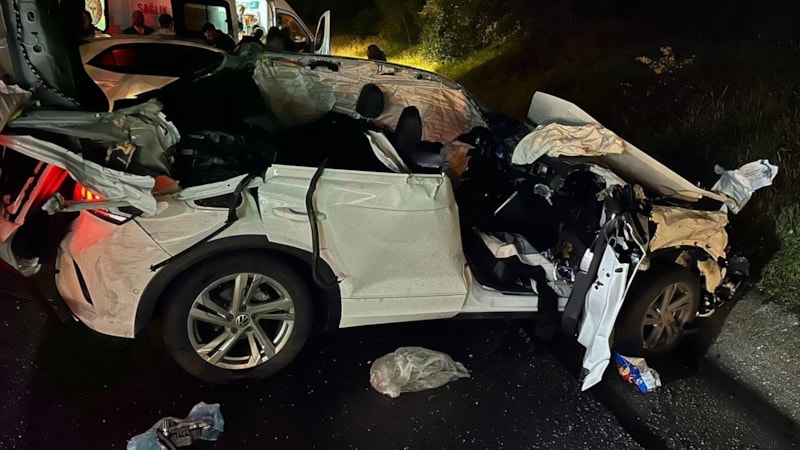 Mersin'de tıra çarpan otomobilde 1 kişi ölürken 2 kişi de yaralandı