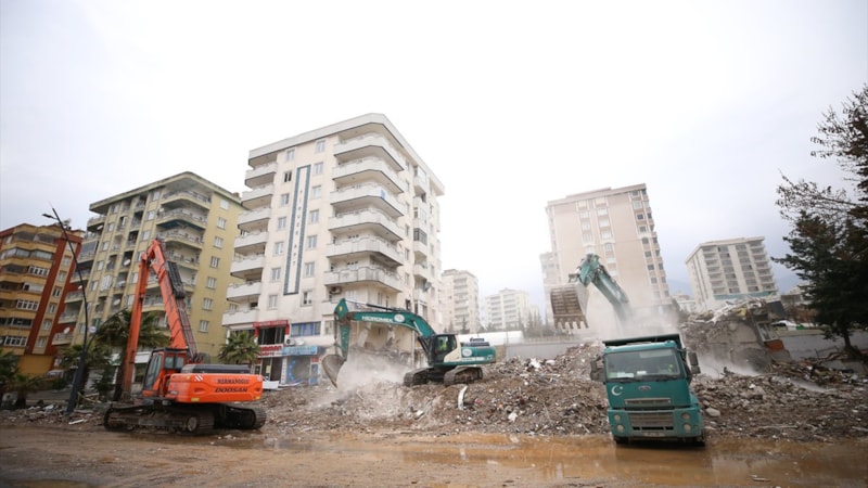 Kahramanmaraş'ta acil yıkılması gereken binaların yıkım işlemleri sürüyor