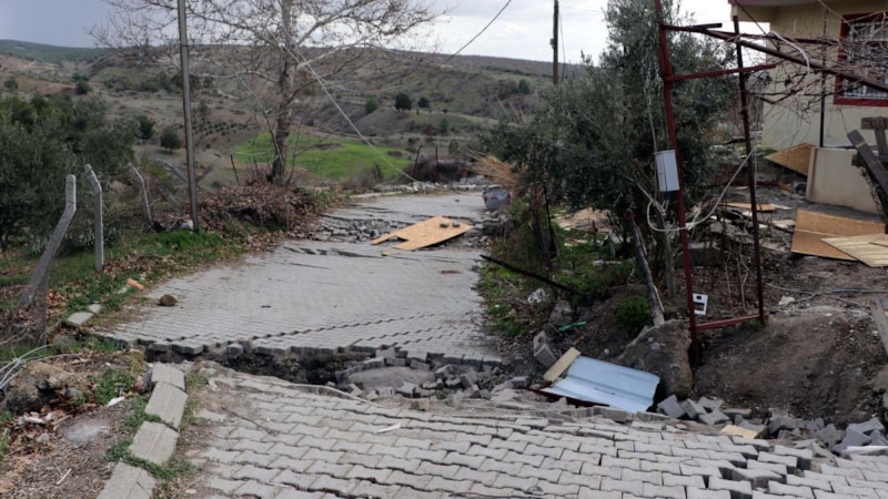 Kahramanmaraş'ta fay hattının geçtiği yol çöktü: Müstakil evin yönü değişti