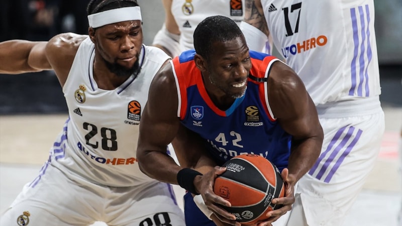Anadolu Efes EuroLeague'de Real Madrid'i tek sayı farkla devirdi