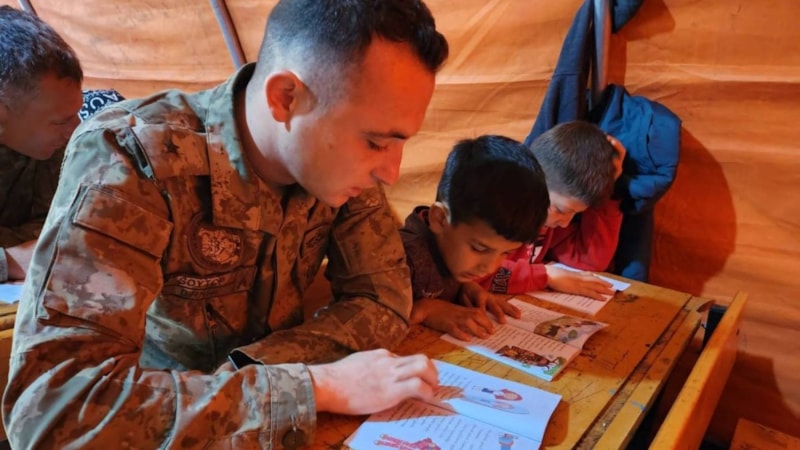 Kahraman Mehmetçik, deprem bölgesindeki çocuklarla okuma saati gerçekleştiriyor