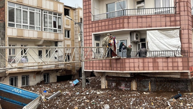 Şanlıurfa'da sel nedeniyle mahsur kalanları kurtarma çalışmaları sürüyor