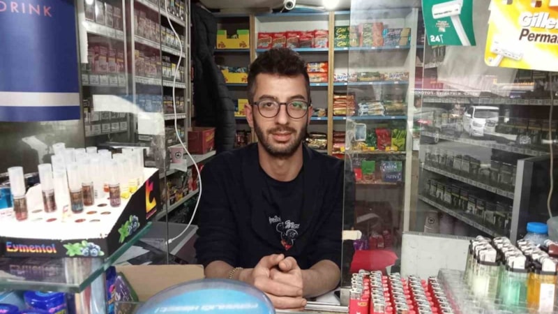 Ankara'da büfe dolabındaki içecekleri çalan hırsız kayıplara karıştı