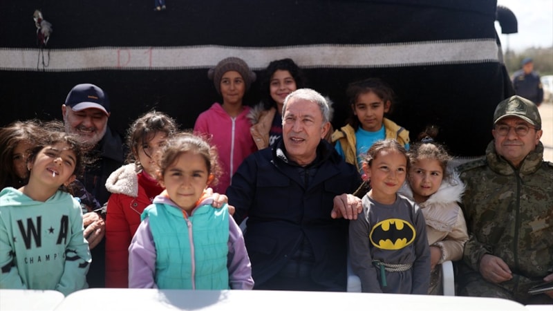 Milli Savunma Bakanı Hulusi Akar, depremzedelerle bir araya geldi