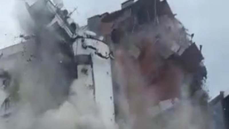 Diyarbakır'da Galeria Sitesi'nin son bloku yıkım sırasında çöktü