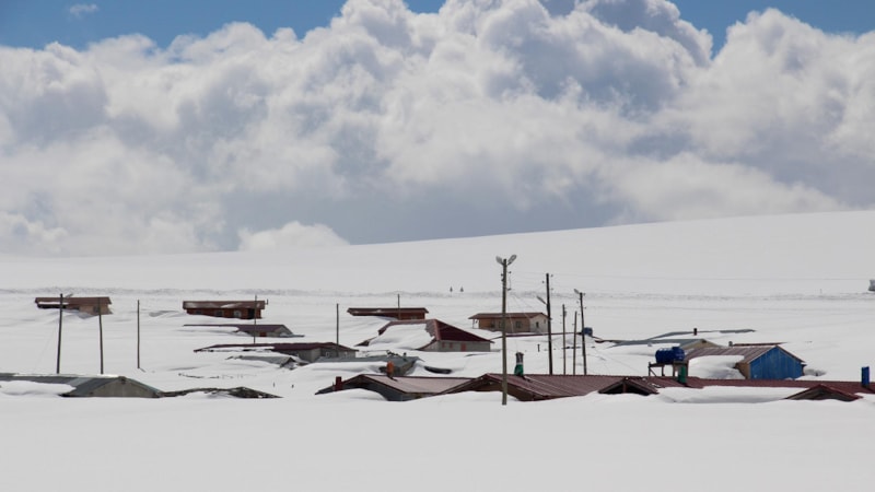 Ardahan'da yoğun kar yağışı nedeniyle evler kar altında kaldı