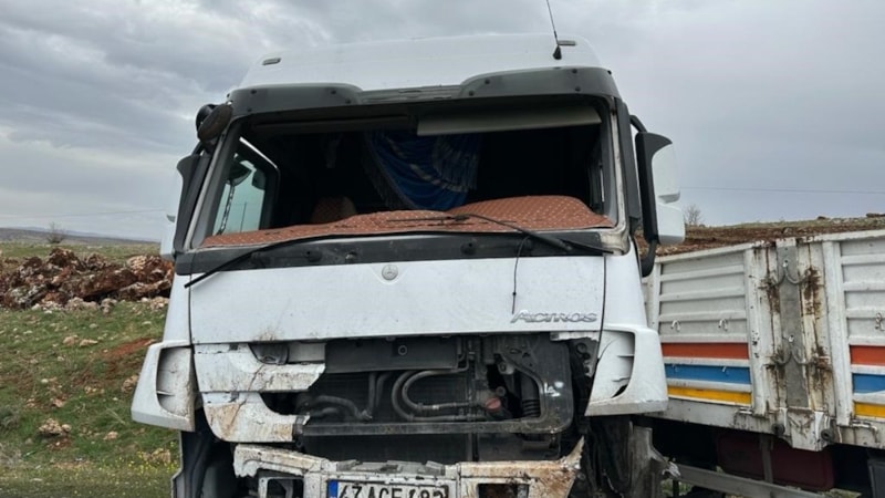 Mardin'de tır kontrolden çıktı: Şoförü hastaneye kaldırıldı