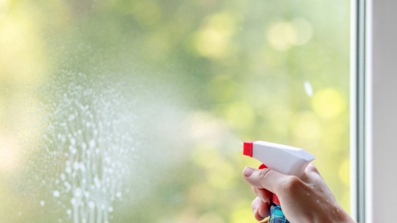 Cam silerken bunu sakın yapmayın! İz bırakmadan cam silmenin püf noktası