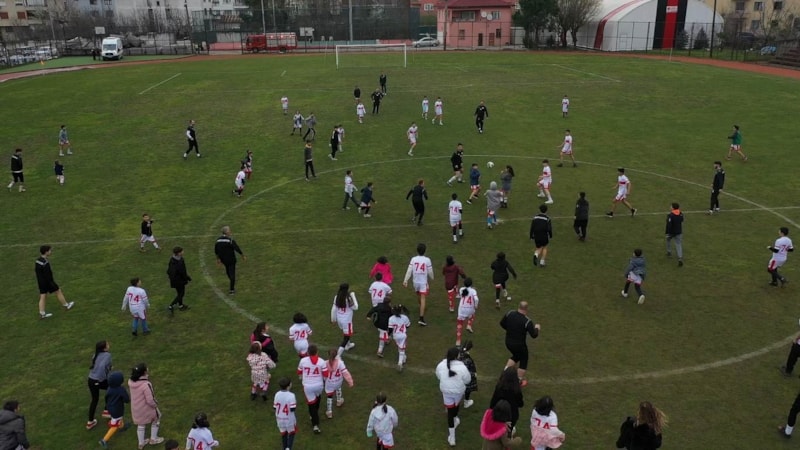 Bartın'da depremzede 100 çocuk, gösteri maçını 2-0 kazandı