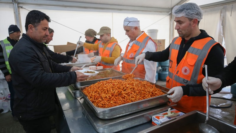 TBMM aşçıları Elbistan'daki aşevinde depremzedelere yemek hazırlıyor