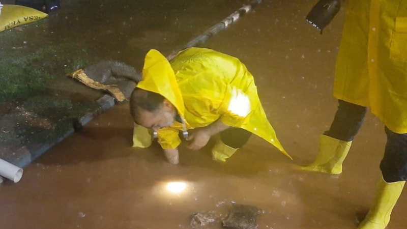 Hatay'da depremzedelerin çadırını su bastı! Gençlik Spor Müdürü elleriyle mazgalı açmaya çalıştı
