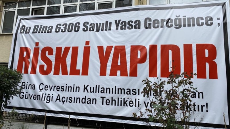 Kadıköy'de müteahhit oyunu: Korkutmak için bina duvarına pankart astırdı