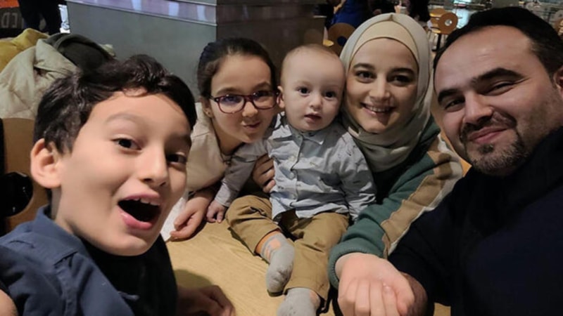 Hatay'da enkazdan çıkmayan ailesinin gıyabi cenaze namazını kıldı