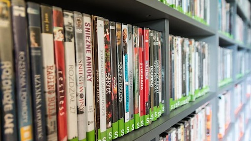 Raflardaki yerini alan yeni kitaplar