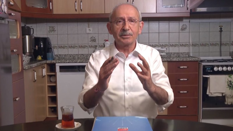 Kemal Kılıçdaroğlu leylekli bilekliği bağladı