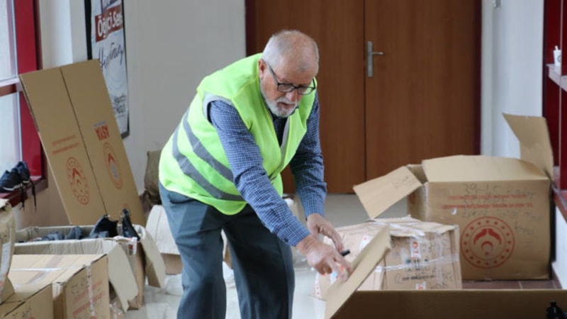 Kahramanmaraş'ta 50 akrabasını kaybeden emekli öğretmen, yardım gönüllüsü oldu