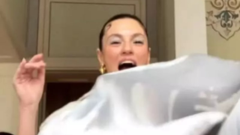 Yüsra Geyik eteğini açtı