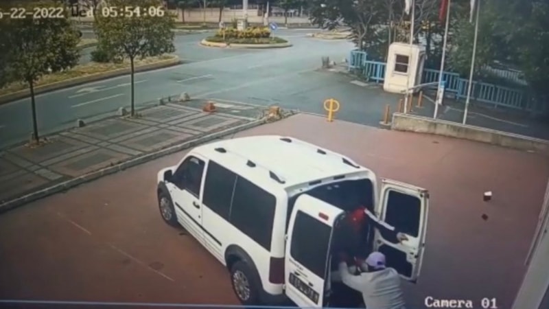 Kağıthane'de mağazayı soymaya gelen hırsızları taşladı