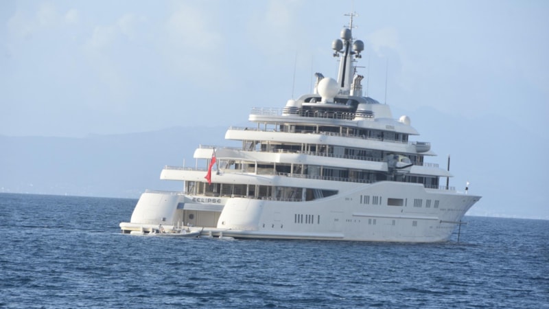 Rus milyarder Roman Abramoviç'in yatları 1 yıldır Muğla açıklarında