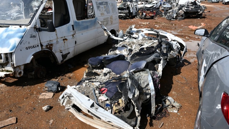 Nurdağı'nda enkazdan çıkarılan araçlar