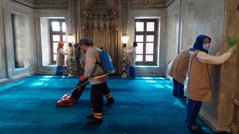 Eyüp Sultan Camii gül suyu ile yıkandı