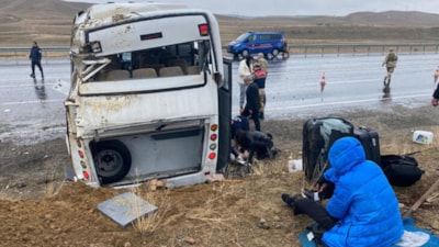 Van'da voleybol takımını taşıyan midibüs takla attı