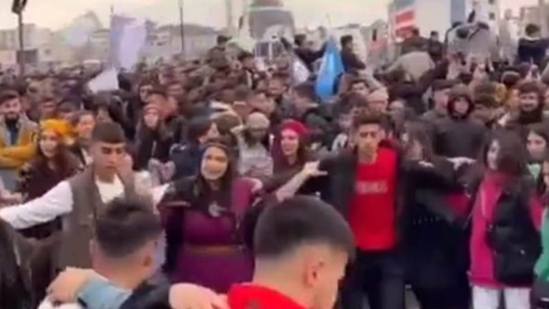 Deprem felaketine rağmen HDP'nin halaylı müzikli Nevruz kutlamasına tepki