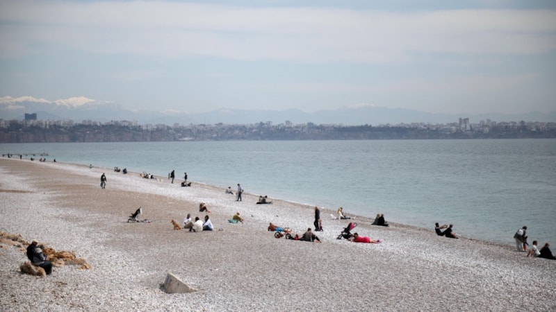 Antalya'da yaz havası! Güneşli havayı görenler soluğu sahillerde aldı