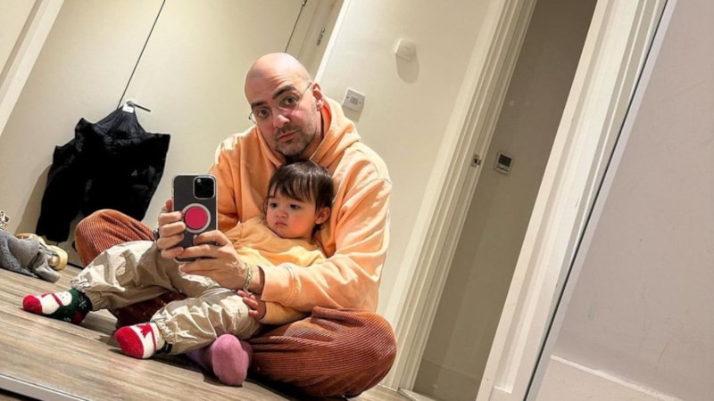 Bartu Küçükçağlayan kızıyla poz verdi