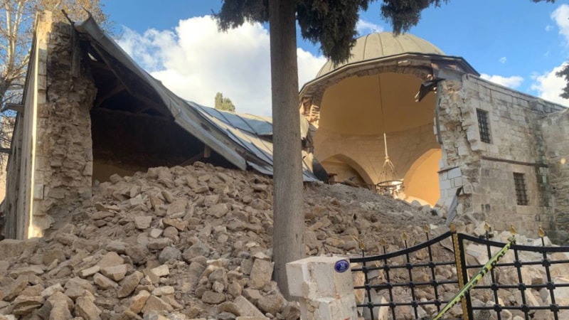 Kilis'te depremden etkilenen camide çökme yaşandı