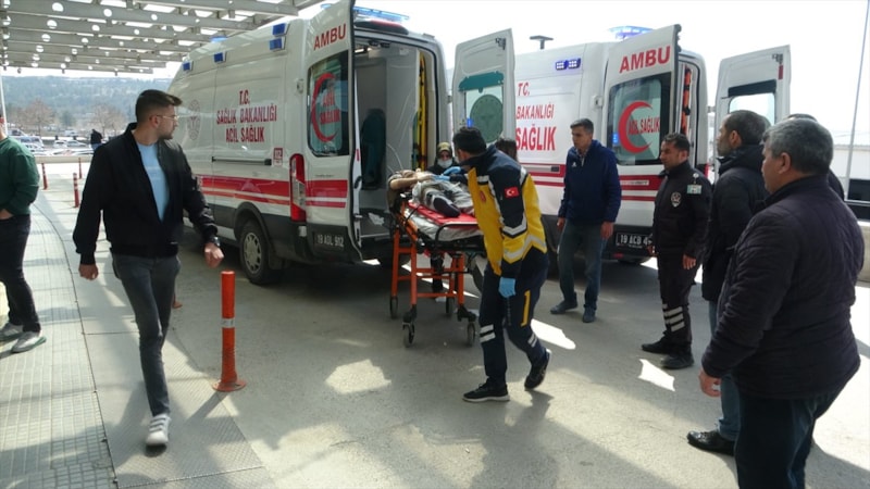 Çorum'da yolda yürürken göğsünden bıçaklanan kişi ağır yaralandı