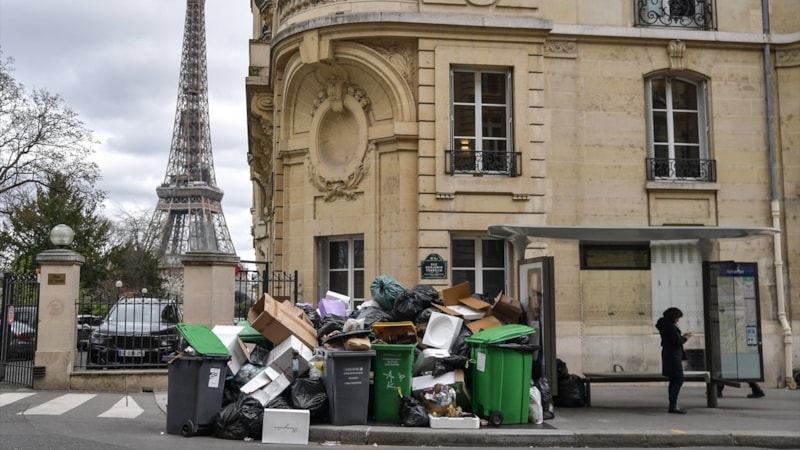 Paris sokaklarında çöp yığınları artıyor