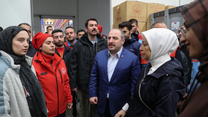 Türkiye'nin en büyük kayısı deposu, afetzedeler için lojistik merkeze dönüştürüldü