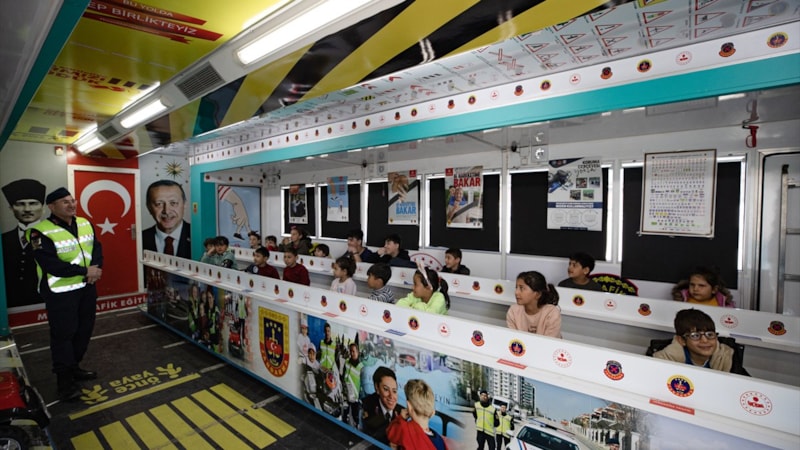 Jandarma ekipleri Hatay'da çocuklara trafik kurallarını öğretiyor