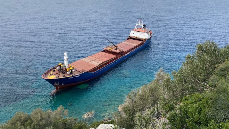 Kuru yük gemisi Datça'da karaya oturdu