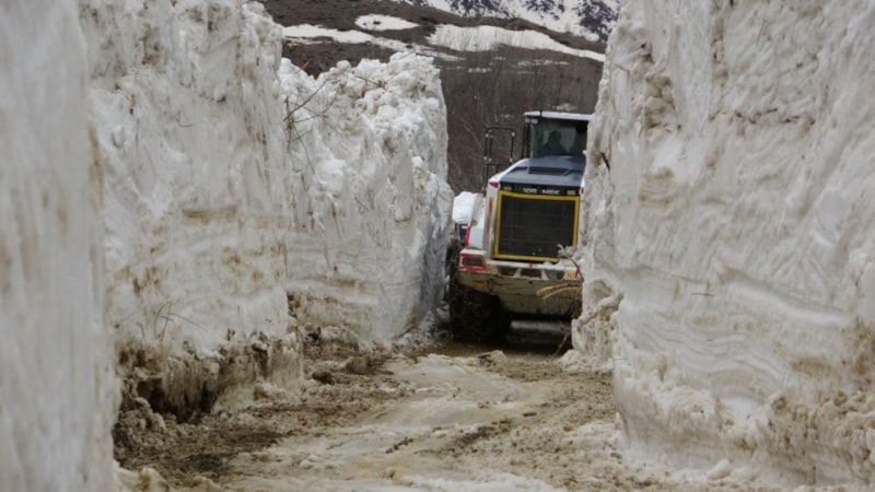 Hakkari'de yol açma çalışmaları devam ediyor