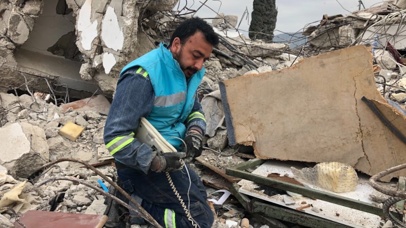 Hatay'da babasından kalan 50 yıllık iş yeri enkaza dönüştü! Moloz yığınları arasında eşyalarını arıyor