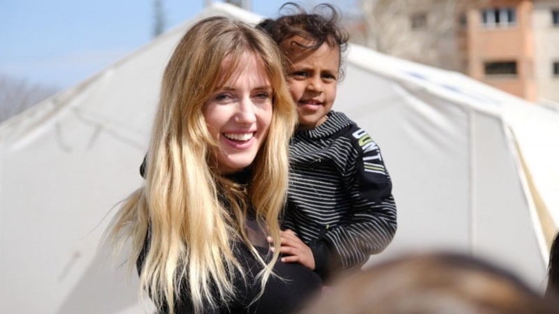 Oyuncu Wilma Elles'ten depremzede çocuklara ziyaret