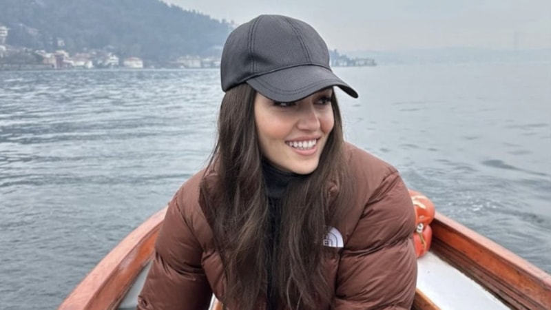 Hande Erçel, İstanbul Boğazı'na oltayı attı