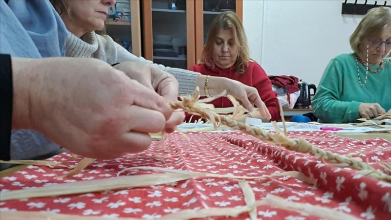 Sakarya'da kadınlar, mısır kabuklarından hediyelik eşya yaparak aile ekonomisine katkıda bulunuyor