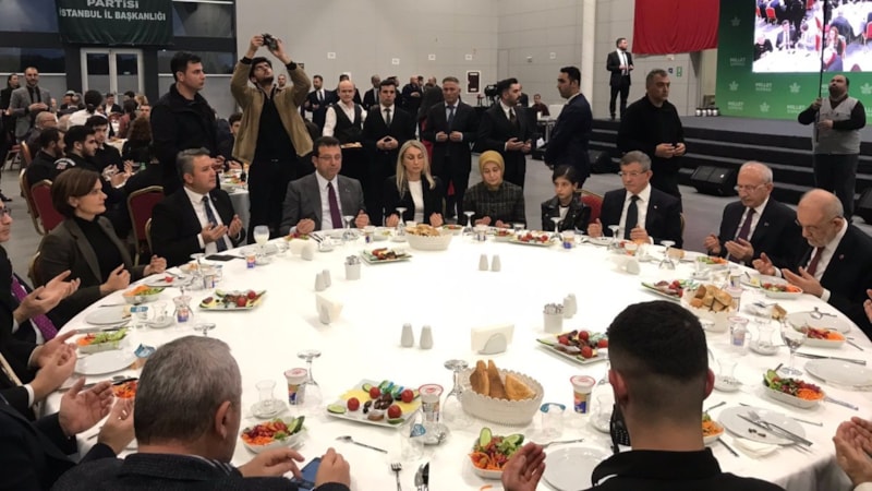 Canan Kaftancıoğlu iftar sofrasında duaya eşlik etti