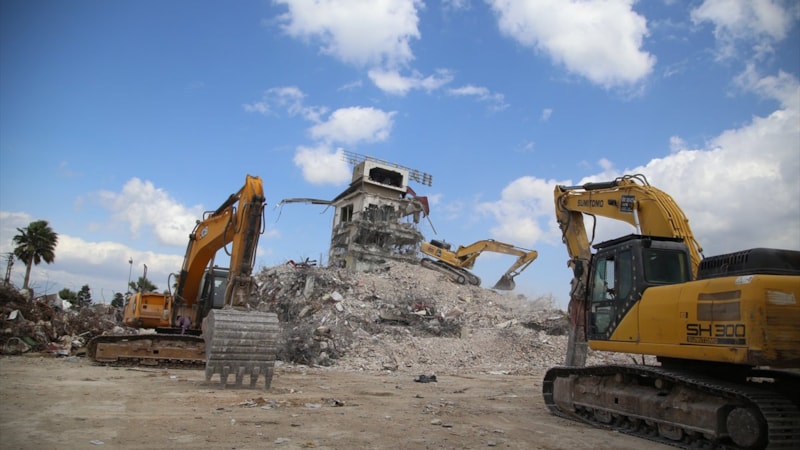 Hatay'da enkaz kaldırma ve yıkım çalışmaları 22 mahallede sürüyor