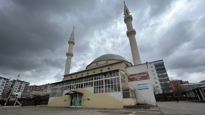 Erzurum'da cami kapısında biber gazıyla oynayan çocuklar cemaati namazdan etti