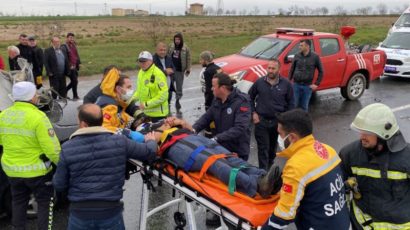 Tekirdağ'da otomobil tırın altına girdi: 5 yaralı