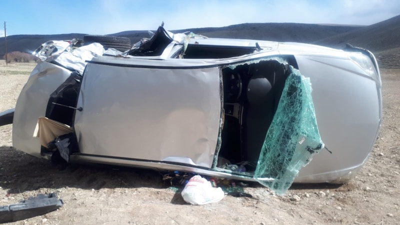 Sivas'ta su kanalına çarparak takla aran araçta 2 kişi yaralandı