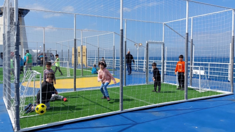 Hatay'da demirleyen gemide çocukaların oyun keyfi